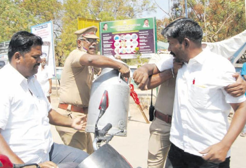 கொள்முதல் விலையை உயர்த்தக் கோரி கோவில்பட்டியில் பாலை தரையில் கொட்ட முயன்ற வக்கீல் கைது