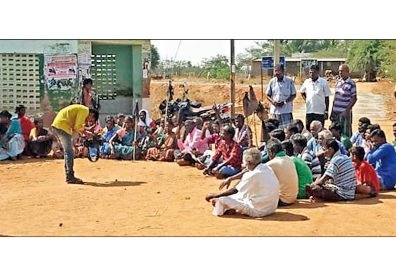 கயத்தாறு அருகே கிராம மக்கள் கருப்பு கொடி ஏற்றி போராட்டம் வாக்குச்சாவடி மையம் அமைக்க கோரிக்கை