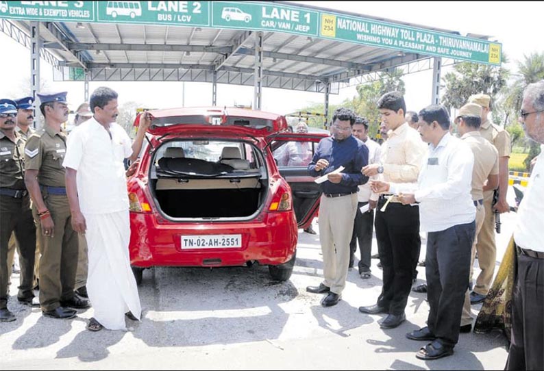 தேர்தல் விதிமீறல்களை தடுக்க பறக்கும் படையினர் வாகன சோதனை