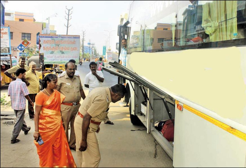 வெளியூர்களில் இருந்து நெல்லைக்கு வந்த ஆம்னி பஸ்களில் பறக்கும் படையினர் சோதனை