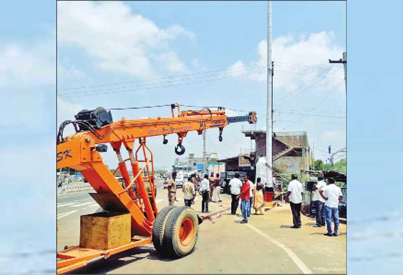 தேர்தலையொட்டி கட்சி கொடிகம்பங்கள் அகற்றும்பணி தீவிரம் அதிகாரிகள் நடவடிக்கை