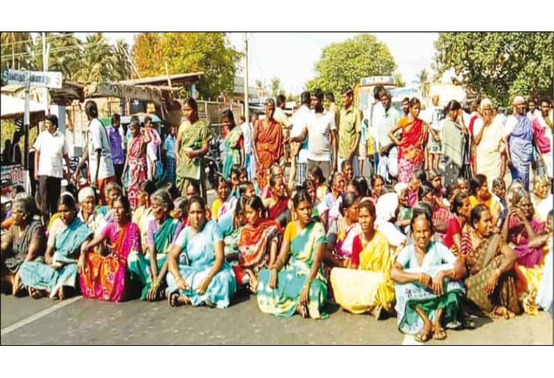 அடிப்படை வசதி கேட்டு கிராமமக்கள் வீடுகளில் கருப்பு கொடி ஏற்றி சாலை மறியல்