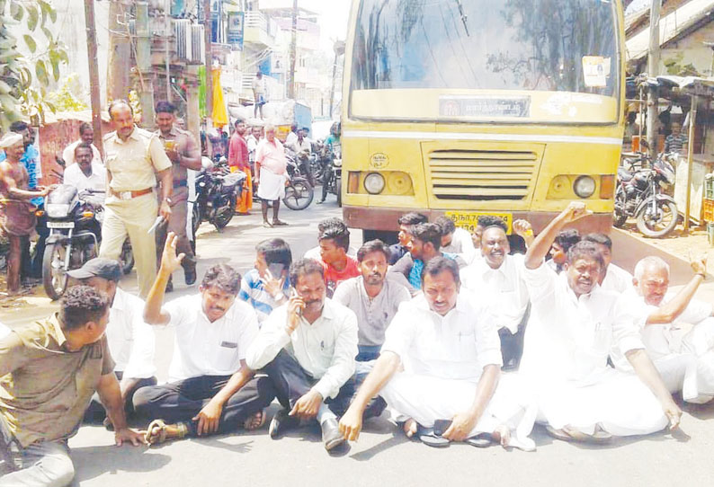 புதுக்கடையில் தியாகிகள் நினைவு ஸ்தூபி அகற்றியதை கண்டித்து காங்கிரசார் மறியல் 2 எம்.எல்.ஏ.க்கள் பங்கேற்பு