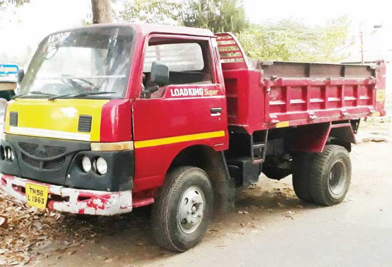 கோபி அருகே மணல் கடத்த முயன்ற 2 பேர் கைது மினி லாரி பறிமுதல்