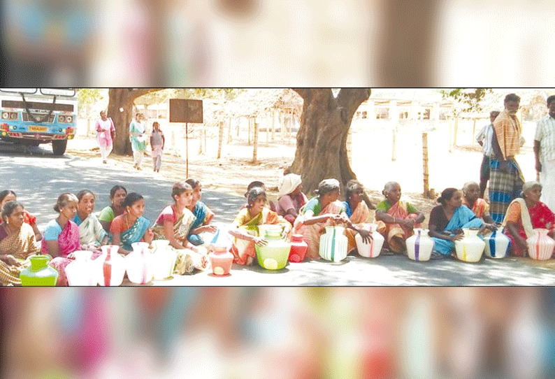 குடிநீர் கேட்டு காலிக்குடங்களுடன் ஆர்.டி.ஓ. அலுவலகம் முன்பு பொதுமக்கள் சாலை மறியல் போக்குவரத்து பாதிப்பு