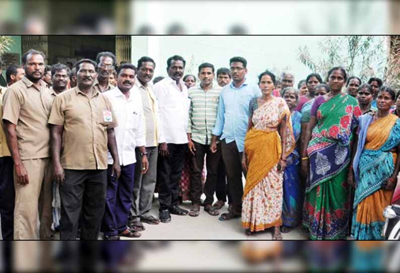 ‘பயோமெட்ரிக்’ வருகைப்பதிவேடு முறைக்கு எதிர்ப்பு தெரிவித்து விழுப்புரம் நகராட்சி அலுவலகத்தை துப்புரவு பணியாளர்கள் முற்றுகை