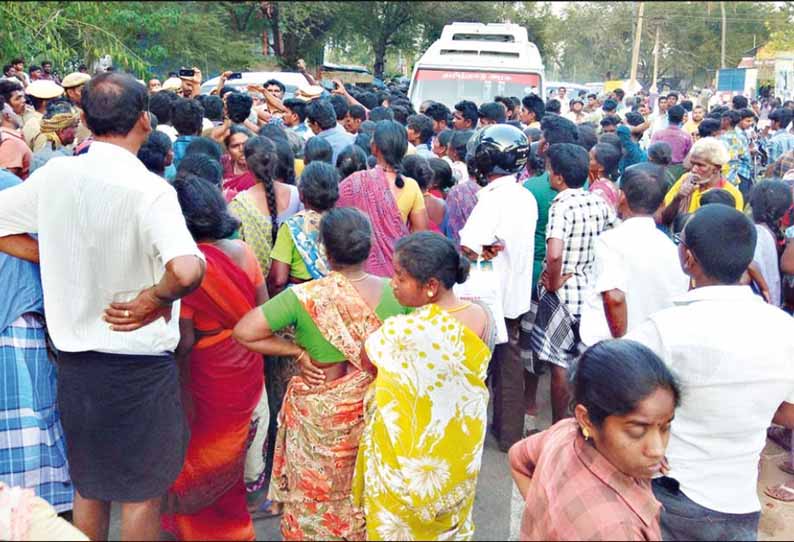 பெரியகுளம் அருகே, கார் மோதி பெண் பலி - உடலை வாங்க மறுத்து உறவினர்கள் சாலை மறியல்