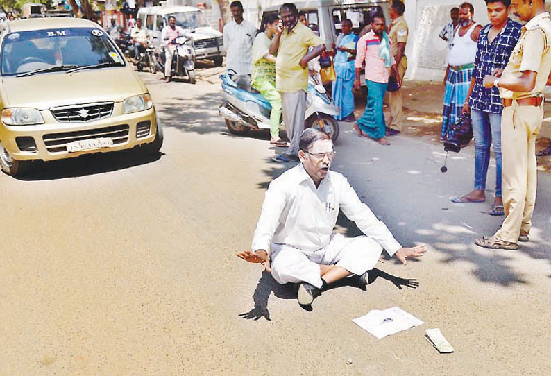 தேர்தல் பறக்கும்படையினர் அத்துமீறி சோதனை செய்வதாக கூறி நடுரோட்டில், பணத்துடன் வக்கீல் போராட்டம்