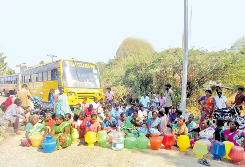 ஊத்துக்கோட்டை அருகே குடிநீர் வழங்கக்கோரி காலிகுடங்களுடன் பொதுமக்கள் மறியல்