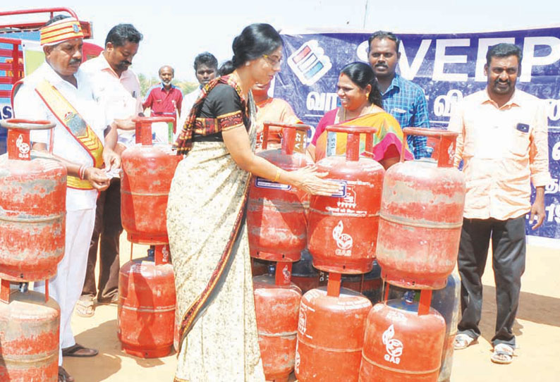 வாக்காளர்களுக்கு விழிப்புணர்வை ஏற்படுத்தும் வகையில் கியாஸ் சிலிண்டர்களின் மீது ஸ்டிக்கர் ஒட்டும் பணி