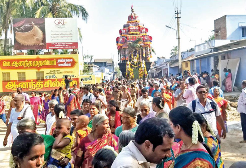 தென்திருப்பேரை மகர நெடுங்குழைக்காதர் கோவிலில் பங்குனி திருவிழா தேரோட்டம் திரளான பக்தர்கள் வடம் பிடித்து இழுத்தனர்