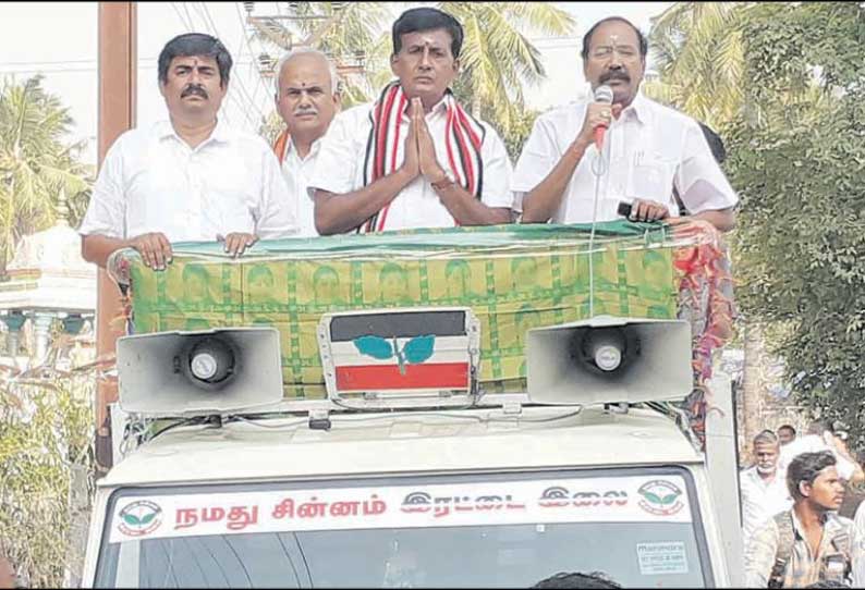 பள்ளிபாளையம் பகுதியில் ஈரோடு தொகுதி வேட்பாளர் மணிமாறனுக்கு அமைச்சர் தங்கமணி வாக்கு சேகரித்தார்