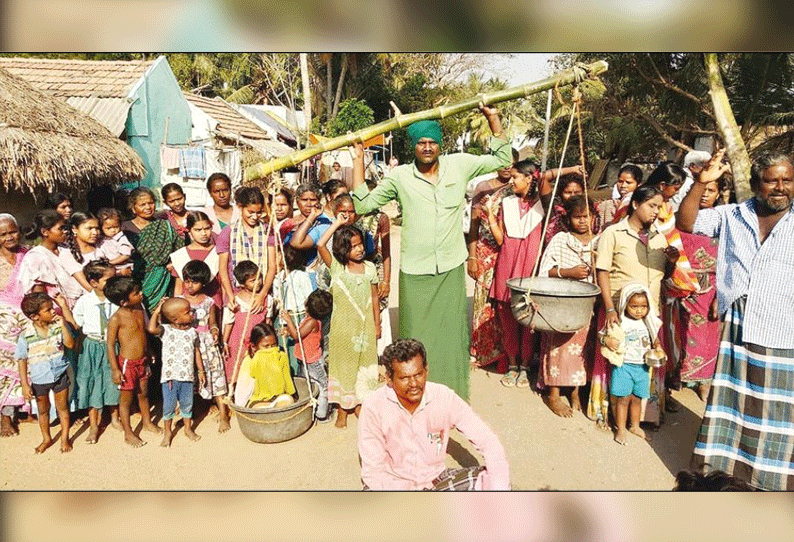 பாலியல் வன்கொடுமையில் ஈடுபடுபவர்களை கடுமையாக தண்டிக்கக்கோரி நூதன ஆர்ப்பாட்டம்