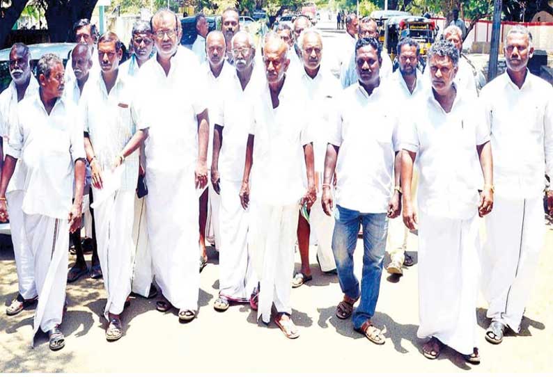 பயிர் இழப்பீட்டு தொகை வழங்கக்கோரி கலெக்டர் அலுவலகத்தில் 13 கிராம விவசாயிகள் முற்றுகை