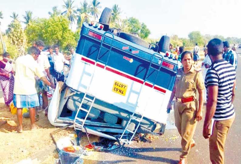 கொட்டாம்பட்டி அருகே நடுரோட்டில் வேன் கவிழ்ந்து 21 பெண்கள் காயம்