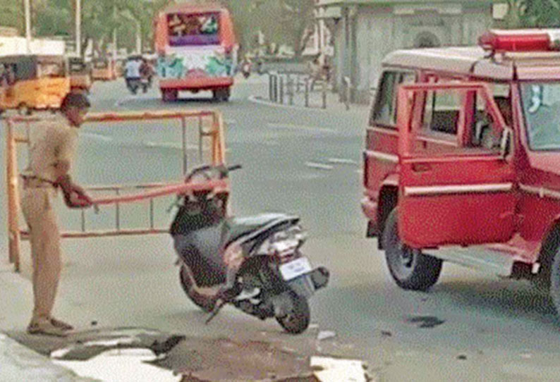 சாலையோரம் நிறுத்திய ஸ்கூட்டரை அடித்து நொறுக்கிய ஊர்க்காவல் படை வீரர் சமூக வலைத்தளத்தில் வீடியோ பரவியதால் பரபரப்பு