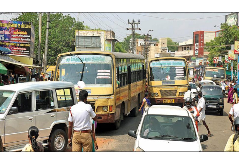 பஸ் இயக்கத்தில் குளறுபடி: போக்குவரத்து நெருக்கடியில் சிக்கி தவிக்கும் நெல்லை சந்திப்பு பஸ் நிறுத்தம்