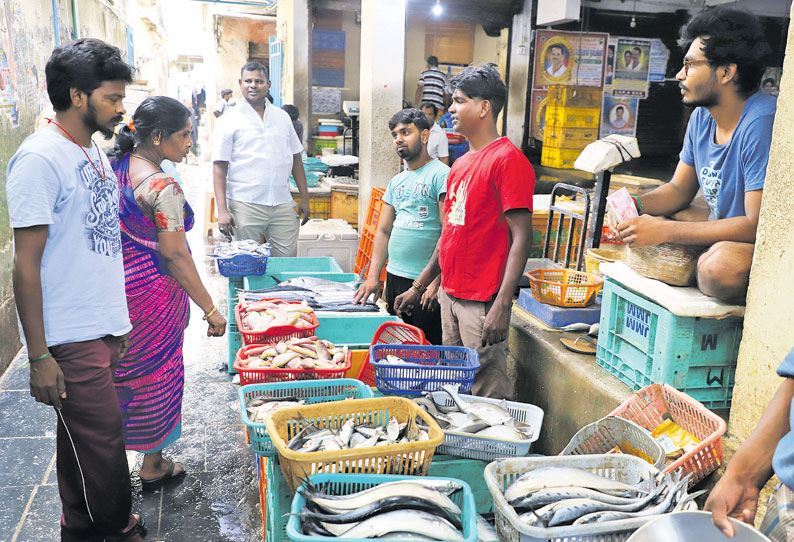 ‘பானி’ புயலால் அனைத்து படகுகளுக்கும் ஓய்வு: மீன்கள் விலை ‘கிடுகிடு’ உயர்வு