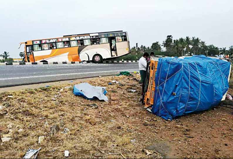 மதுரை அருகே மினி லாரி மீது பஸ் மோதியதில் பாதயாத்திரை வந்த 2 பெண் துறவிகள் பலி - 4 பேர் படுகாயம்