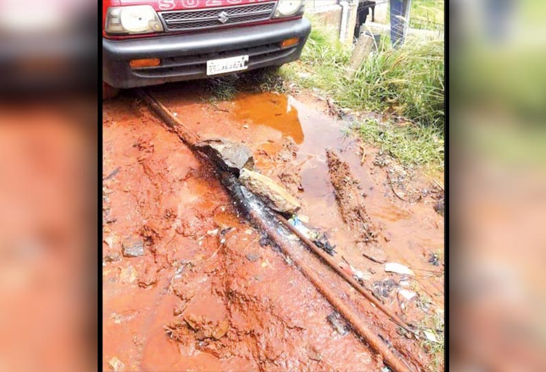 கூடலூரில், குழாய்கள் உடைந்து வீணாகும் குடிநீர்