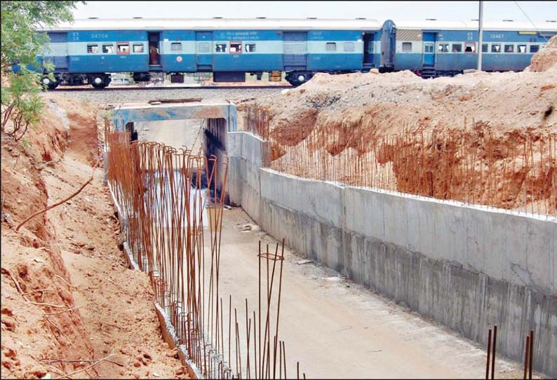 வேடசந்தூர் அருகே, ரெயில்வே சுரங்கப்பாதை அமைக்கும் பணி பாதியில் நிறுத்தப்பட்டதால் பொதுமக்கள் அவதி