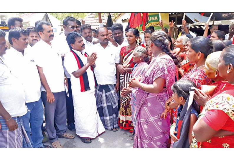 மேலதட்டப்பாறை பகுதியில் வீடு, வீடாக சென்று தி.மு.க. வேட்பாளர் சண்முகையா பிரசாரம்