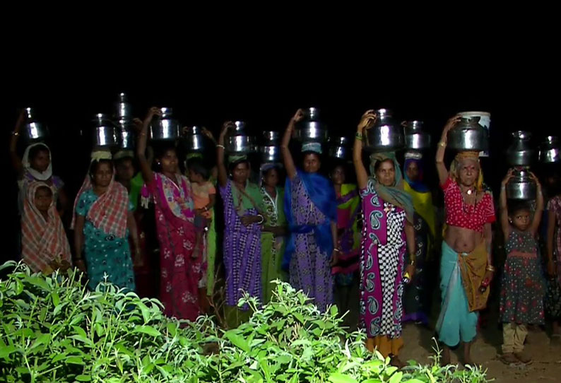 பகலில் வேலை, இரவில் தண்ணீரை தேடி செல்லும் பெண்கள்:  ஒரு குடம் தண்ணீருக்காக 2 மணி நேரம் காத்திருக்கும் அவலம்