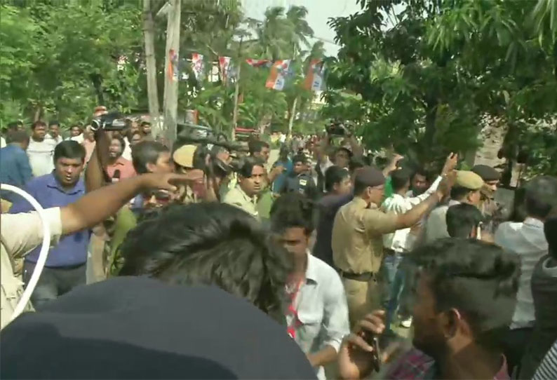 காஷ்மீர் வாக்குசாவடியில் கையெறி குண்டு வீசி தாக்குதல், மே.வங்கத்தில் வன்முறை