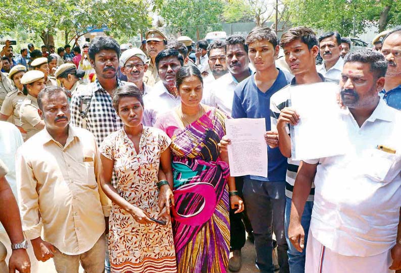 மார்ட்டின் நிறுவன ஊழியர் மர்ம சாவு, உடலை வாங்க மறுத்து 2-வது நாளாக உறவினர்கள் போராட்டம்