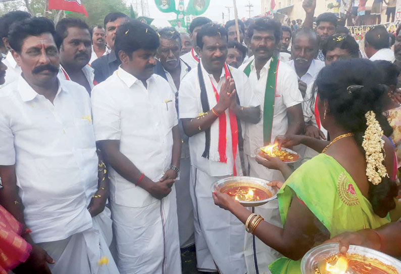 ஓட்டப்பிடாரம் தொகுதியில் அ.தி.மு.க. வேட்பாளர் மோகன் வீடு, வீடாக சென்று பிரசாரம் பெண்கள் ஆரத்தி எடுத்து வரவேற்றனர் ஓட்டப்பிடாரம் தொகுதியில் அ.தி.மு.க. வேட்பாளர் மோகன் வீடு, வீடாக சென்று பிரசாரம் பெண்கள் ஆரத்தி எடுத்து வரவேற்றனர்