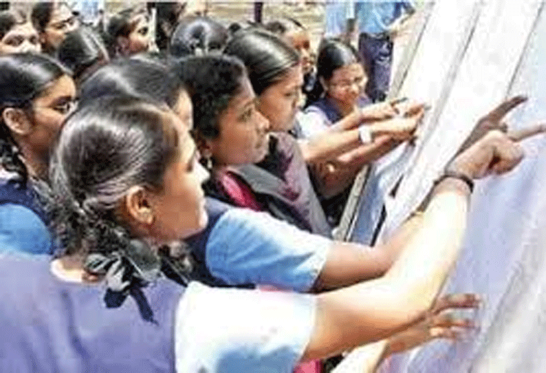 தர்மபுரி மாவட்டத்தில் பிளஸ்-1 பொதுத்தேர்வில் அரசு பள்ளி மாணவ-மாணவிகள் 87.50 சதவீத தேர்ச்சி தர்மபுரி மாவட்டத்தில் பிளஸ்-1 பொதுத்தேர்வில் அரசு பள்ளி மாணவ-மாணவிகள் 87.50 சதவீத தேர்ச்சி