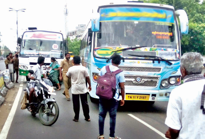 திருப்பூர் புதிய பஸ் நிலையம் அருகே நடுரோட்டில் தனியார் பஸ் டிரைவர்கள் கட்டிப்புரண்டு சண்டை