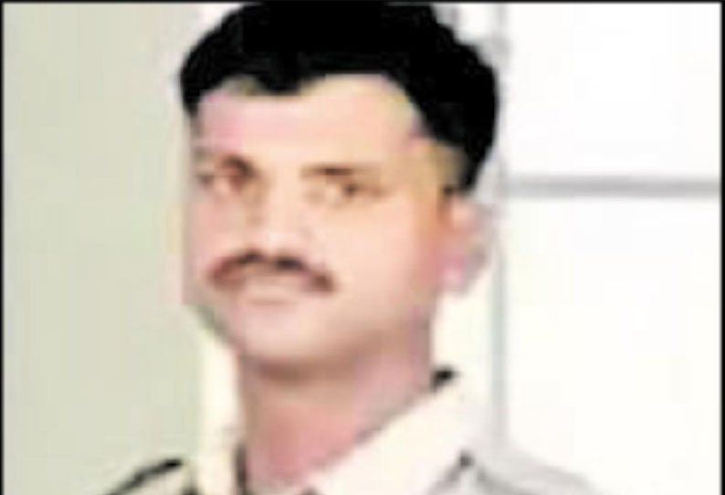 போலீஸ் வேலை பார்ப்பதாக கூறி பெண்ணை ஏமாற்றி திருமணம் செய்த காவலாளி கைது