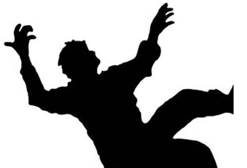 நகை மோசடி வழக்கில் கைதுக்கு பயந்து அரசு ஆஸ்பத்திரி 2-வது மாடியில் இருந்து கீழே குதித்த வாலிபர் படுகாயத்துடன் தீவிர சிகிச்சை நகை மோசடி வழக்கில் கைதுக்கு பயந்து அரசு ஆஸ்பத்திரி 2-வது மாடியில் இருந்து கீழே குதித்த வாலிபர் படுகாயத்துடன் தீவிர சிகிச்சை