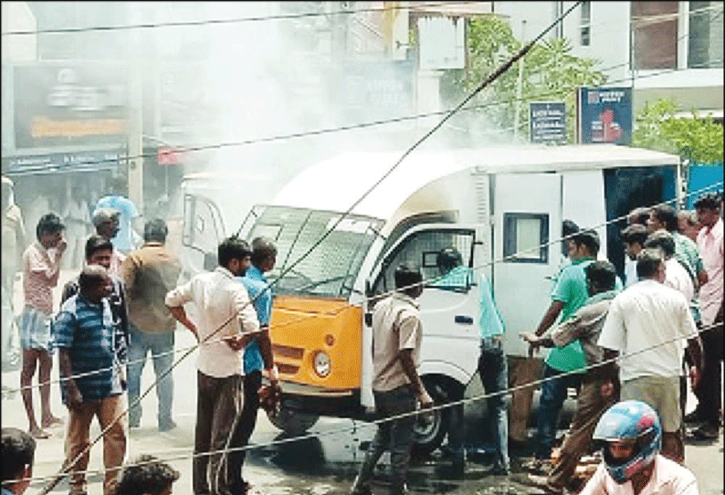 திருச்சி குட்ஷெட் பாலம் அருகே ஏ.டி.எம். மையங்களுக்கு பணம் கொண்டு சென்ற வேனில் திடீர் தீ ரூ.50 லட்சம் தப்பியது