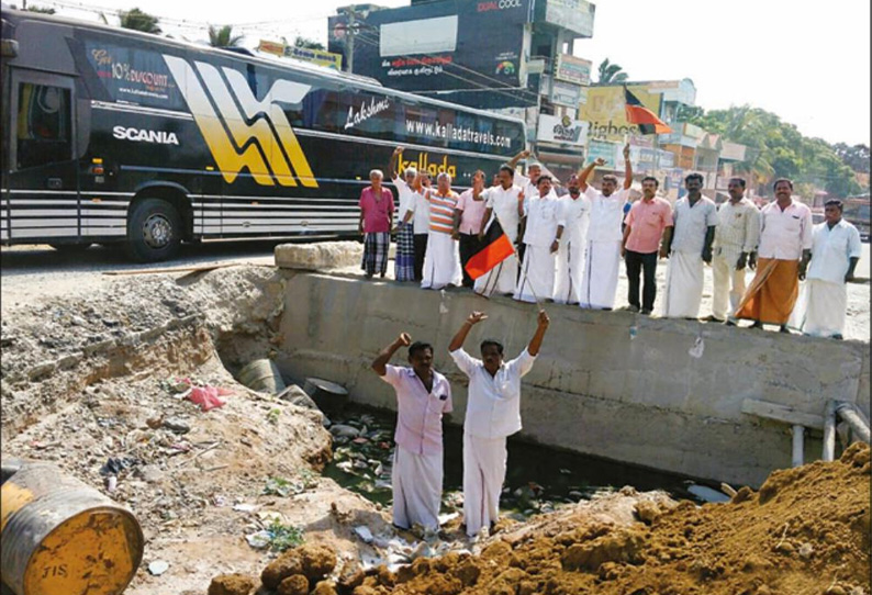 ஆரல்வாய்மொழியில் தி.மு.க.வினர் ஆர்ப்பாட்டம் போக்குவரத்து நெரிசலுக்கு காரணமான பாலப்பணியை விரைந்து முடிக்க கோரிக்கை