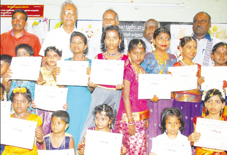 பெரம்பலூர் மாவட்டத்தில் நுண்கலை பயிற்சி பெற்ற சிறுவர்-சிறுமிகளுக்கு சான்றிதழ் பெரம்பலூர் மாவட்டத்தில் நுண்கலை பயிற்சி பெற்ற சிறுவர்-சிறுமிகளுக்கு சான்றிதழ்