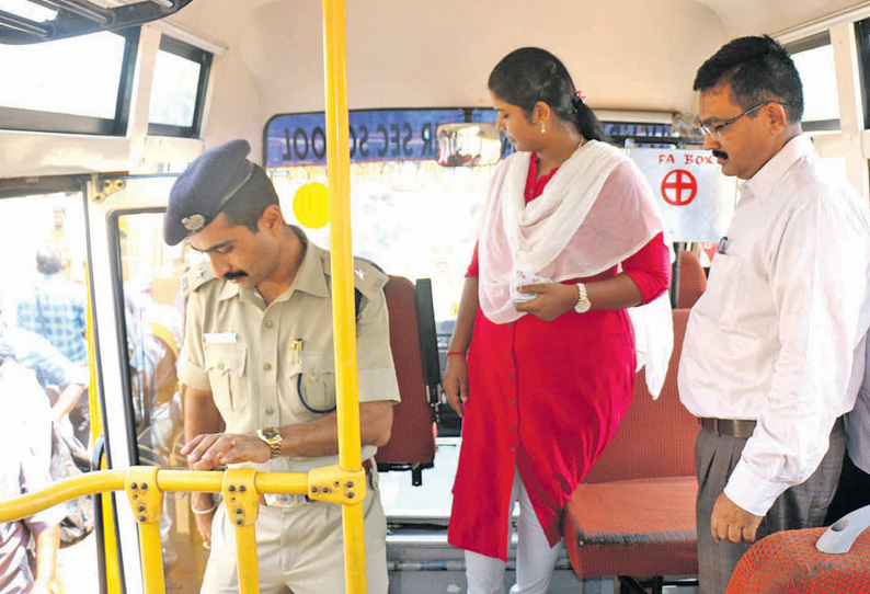 பாளையங்கோட்டையில் தனியார் பள்ளிக்கூட வாகனங்களில் அதிகாரிகள் ஆய்வு கலெக்டர் ஷில்பா தலைமையில் நடந்தது