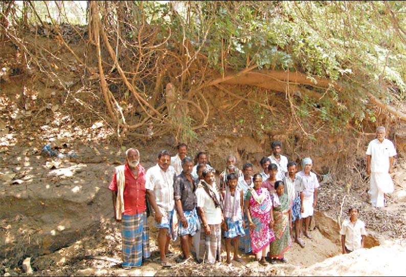 மணல் அள்ளுவதை தடுக்கக்கோரி ஆற்றில் இறங்கி விவசாயிகள் போராட்டம்