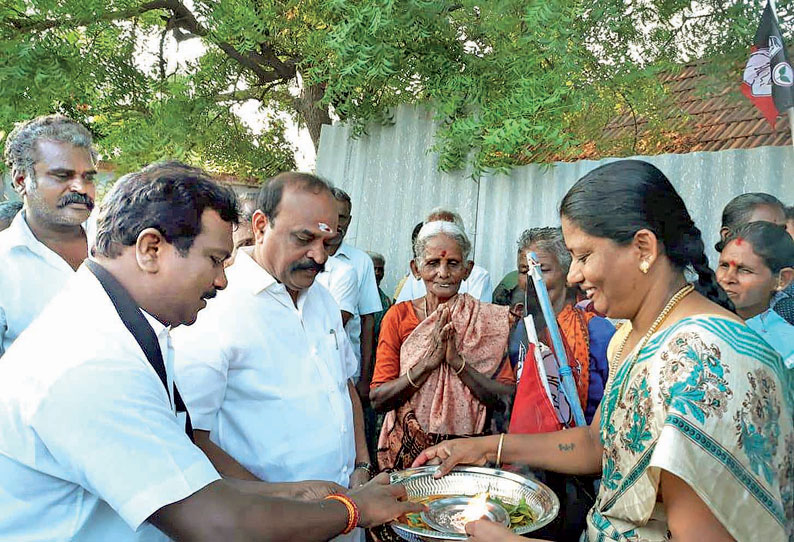 ஓணமாக்குளம், வீரபாண்டி தாழையூத்து பகுதிகளில் அ.தி.மு.க. வேட்பாளர் மோகன் வீதி, வீதியாக வாக்கு சேகரிப்பு