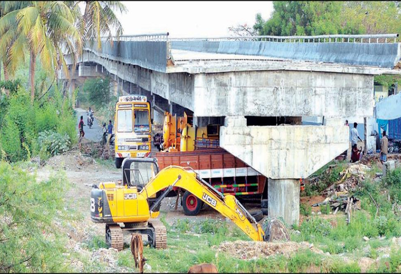 திருப்பூர்– ஊத்துக்குளி ரோட்டில் கிடப்பில் போடப்பட்டுள்ள மேம்பாலப்பணிகளை விரைந்து முடிக்க வேண்டும் சமூக ஆர்வலர்கள் கோரிக்கை