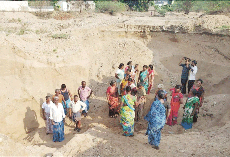 குடியாத்தம் அருகே சட்டவிரோதமாக மணல் எடுப்பதை கண்டித்து பொதுமக்கள் போராட்டம்