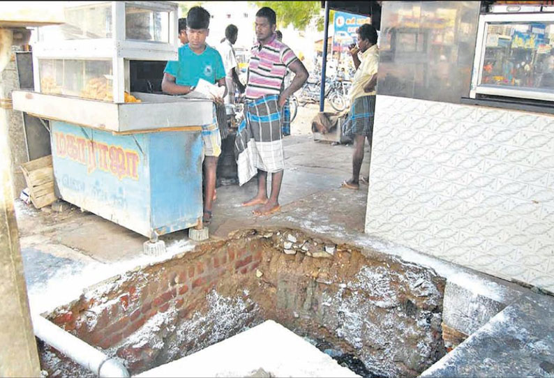 கயத்தாறில், வாறுகால் அமைக்க சாலையோரத்தில் தோண்டப்பட்ட குழிகளை மூடாததால் கடும் அவதி நடவடிக்கை எடுக்க பொதுமக்கள் கோரிக்கை