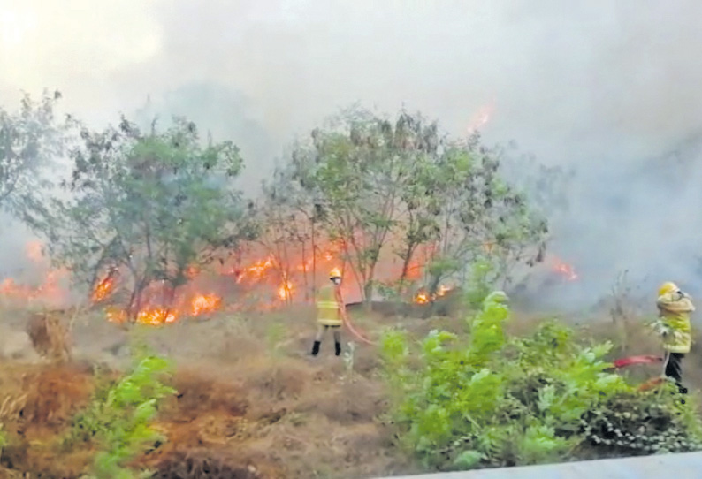 கோயம்பேடு பஸ் நிலையம் அருகே குடிநீர் வடிகால் வாரியத்துக்கு சொந்தமான இடத்தில் தீ விபத்து 4 மணி நேரம் போராடி அணைத்தனர்