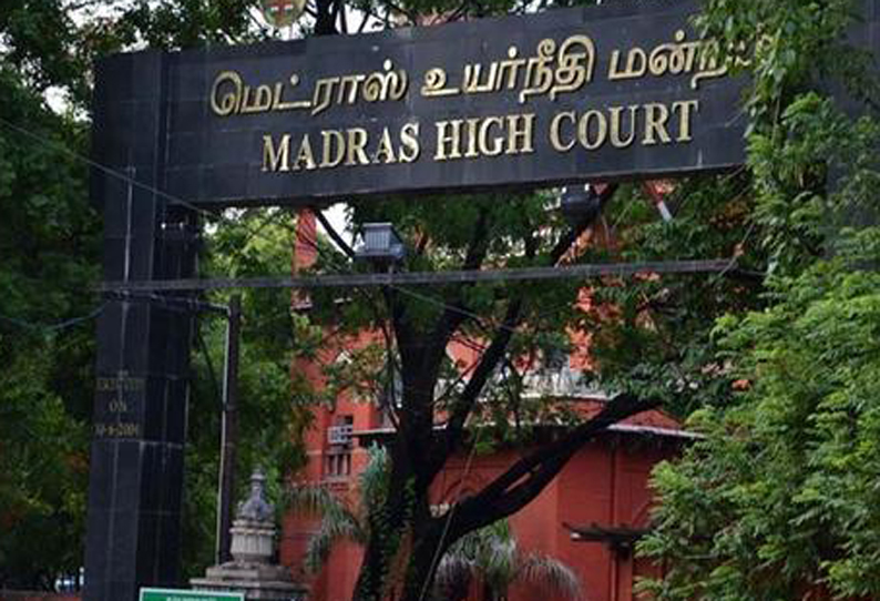 மோட்டார் சைக்கிளில் 4 பேர் பயணம்: நடவடிக்கை எடுக்காத போலீசாருக்கு ஐகோர்ட்டு கண்டனம் மோட்டார் சைக்கிளில் 4 பேர் பயணம்: நடவடிக்கை எடுக்காத போலீசாருக்கு ஐகோர்ட்டு கண்டனம்