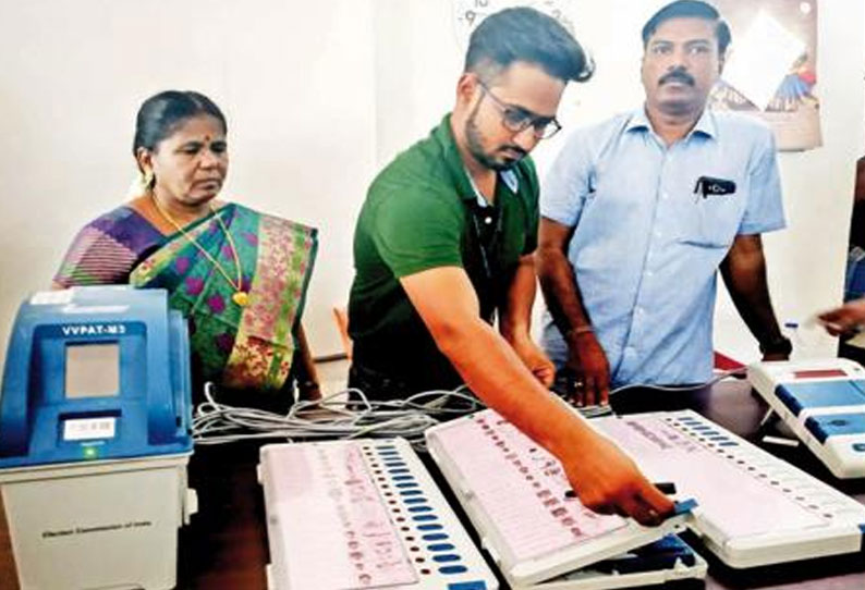 வாக்குப்பதிவு எந்திரத்தில் வேட்பாளர்களின் பெயர், சின்னங்கள் பொருத்தும் பணி