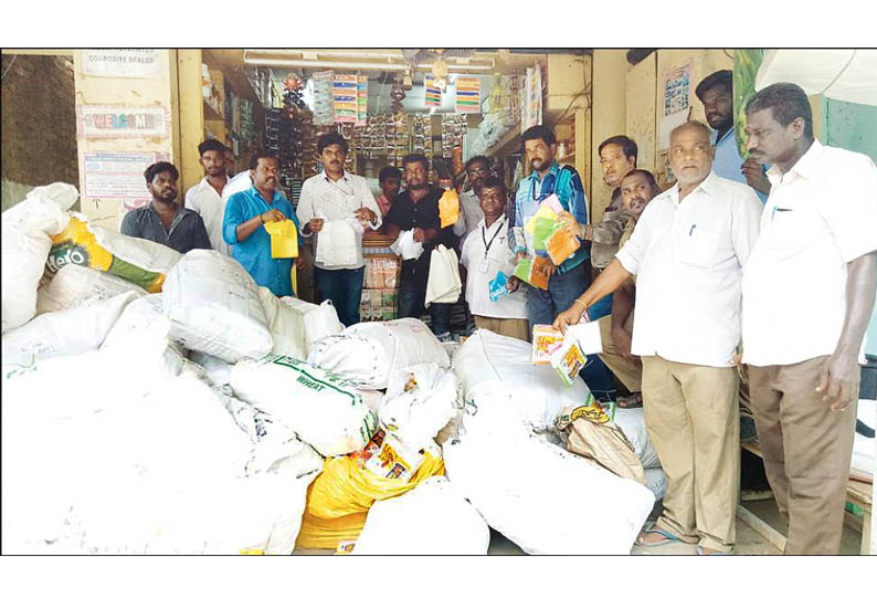 சிதம்பரத்தில், தடை செய்யப்பட்ட 3.40 டன் பிளாஸ்டிக் பொருட்கள் பறிமுதல் - அதிகாரிகள் அதிரடி நடவடிக்கை