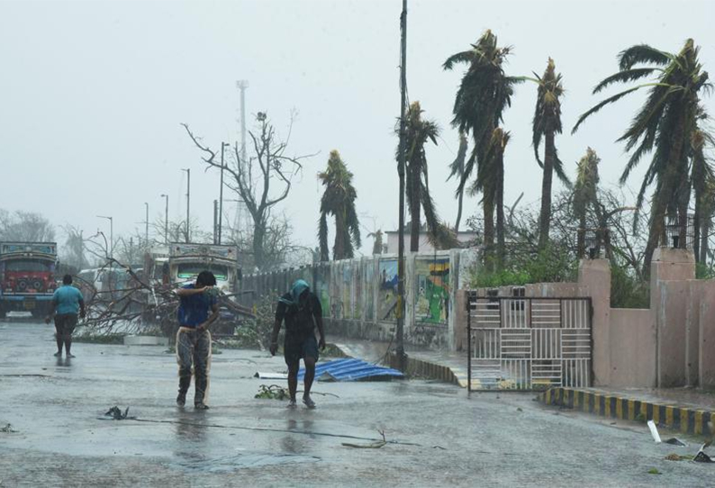 ஒடிசாவில் பானி புயலால் வீடு சேதம் கழிவறையில் குடும்பத்துடன் வசிக்கும் முதியவர்