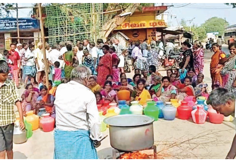 பள்ளிப்பட்டு அருகே குடிநீர் பற்றாக்குறையை கண்டித்து மறியல் சாலையில் சமைத்து எதிர்ப்பு தெரிவித்தனர்