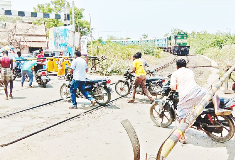 நாகையில் கிடப்பில் போடப்பட்ட பாலம் கட்டுமான பணி: ஆபத்தை உணராமல் பயணிக்கும் இருசக்கர வாகன ஓட்டுனர்கள்